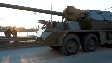 18-De-Noviembre-De-2022-Riga,-Letonia:-Tanques-Y-Soldados-De-La-Otan-En-El-Desfile-Militar-En-Riga,-Letonia