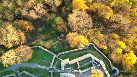 Vogelperspektive-Auf-Die-Burgruine-Löwenburg-Auf-Der-Löwenburg-Im-Siebengebirge-Am-Späten-Nachmittag-Bei-Untergang-Der-Sonne-Im-Herbst