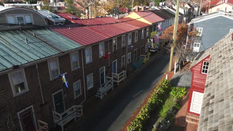 Bandera-De-La-Marina,-Orgullo-De-Estados-Unidos-En-Casas-Del-Distrito-Histórico-De-Annapolis-Maryland