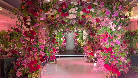 Hermoso-Y-Romántico-Arco-Hecho-De-Rosas-Artificiales-Iluminadas-Por-Iluminación-Escénica