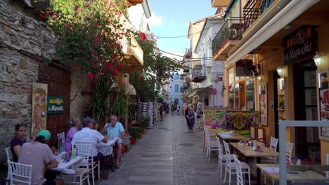 Gente-Comiendo-Y-Divirtiéndose-En-Los-Restaurantes-Del-Casco-Antiguo-De-Nafplio