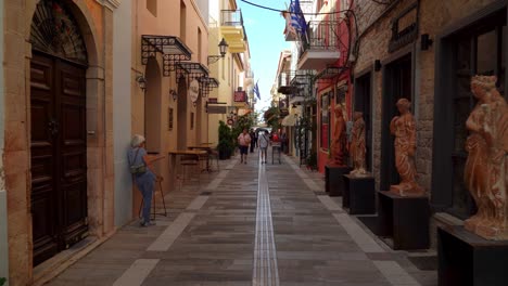 Touristen-Zu-Fuß-In-Der-Altstadt-Von-Nafplio-In-Griechenland