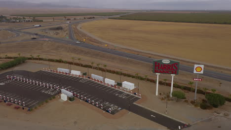 Estación-De-Sobrealimentación-Tesla-Con-Muchas-Estaciones-De-Carga,-Todas-Con-Energía-Solar