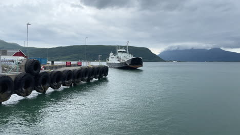 Die-Norwegische-Fähre-Trondenes-Kommt-Am-Pier-In-Nesna-An-Und-öffnet-Den-Baug-An-Einem-Launischen-Tag-Im-Sommer