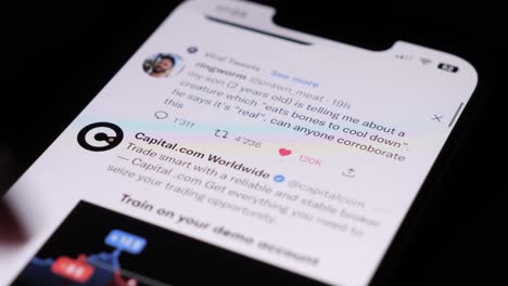 Fingertippen-Auf-Dem-Handy,-Öffnen-Von-Twitter-Und-Scrollen-Und-Liken-Von-Tweets