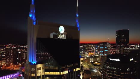 El-Edificio-Se-Inclina-Hacia-Abajo-Y-Revela-La-Puesta-De-Sol