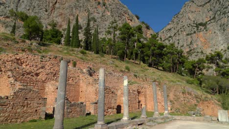 Antike-Agora-In-Der-Ausgrabungsstätte-Delphi-Mit-Hohen-Bergen-In-Der-Ferne