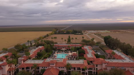 Vista-Aérea-De-Harris-Ranch-Inn-And-Restaurant-En-Coalinga,-California