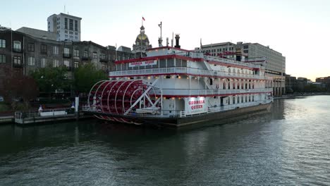 Barco-Fluvial-Georgia-Queen-En-El-Río-Sabana-En-Georgia