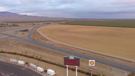 Letrero-Del-Rancho-Harris,-California.-Drone-Al-Revés-Revelar