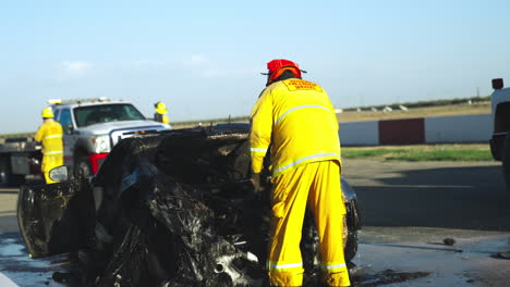 Los-Bomberos-Extinguen-Y-Rocían-Con-Agua-El-Coche-En-Llamas-Tras-Un-Grave-Accidente-De-Coche-En-Una-Pista-De-Carreras