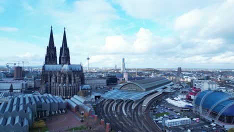 Imágenes-Aéreas-De-La-Catedral-De-Colonia,-Junto-A-La-Estación-Principal-De-Tren-Internacional-De-Colonia-En-Una-Fresca-Mañana-De-Otoño