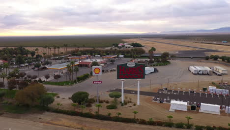 Drohne-Umkreist-Harris-Ranch-Und-Shell-Tankstellenschild