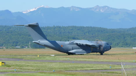 Avión-De-Carga-Militar-Airbus-A400-En-El-Aeropuerto,-Fondo-De-Montaña