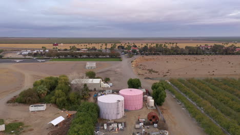 Bunte-Silos-Auf-Der-Harris-Ranch-In-Kalifornien