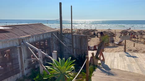 Leute,-Die-An-Einem-Schönen-Sonnigen-Tag-In-Lissabon-Portugal-Zum-Strand-Gehen,-Lustige-Urlaubssommerferien-Am-Meer,-4k-aufnahme