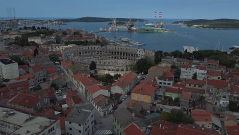 Drohnenaufnahme-Des-Amphitheaters-In-Pula,-Kroatien---Drohne-Nähert-Sich-Der-Antiken-Römischen-Stätte-Von-Weitem