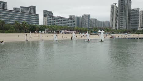 Lecciones-Del-Club-De-Veleros-Junto-A-La-Playa-En-La-Zona-Turística-De-China-En-Un-Día-Nublado