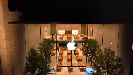 Apple-Store-at-night