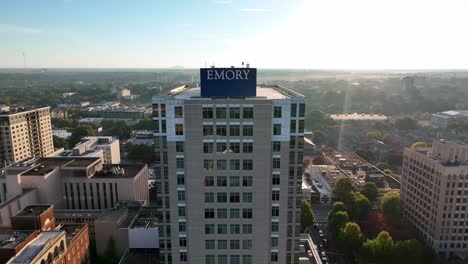 Edificio-Del-Campus-De-La-Universidad-De-Emory-Con-Letrero