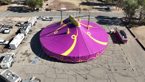 Ventura-Star-Circus-Big-Top-Zelt---Absteigende-Luftaufnahme-Nach-Oben-Kippen