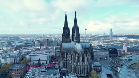 Vista-Aérea-Giratoria-De-La-Catedral-De-Colonia-Con-Vistas-A-La-Ciudad-De-Colonia-Al-Fondo,-En-Una-Fresca-Mañana-De-Otoño