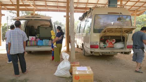 Statisches-Video-Einer-Asiatischen-Familie,-Die-Ihre-Koffer-In-Einen-Minibus-Packt