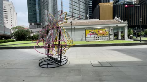 Instalaciones-De-Arte-Navideño-En-Raffles-Place,-Distrito-Financiero-Financiero,-Singapur