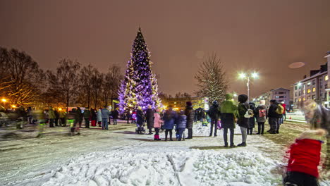 Los-Aldeanos-Disfrutan-De-Las-Luces-Del-árbol-De-Navidad-Y-La-Exhibición-Festiva-En-La-Plaza-Del-Pueblo---Lapso-De-Tiempo