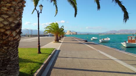 Palmeras-Con-La-Fortaleza-De-Bourtzi-En-Nafplio-Al-Fondo