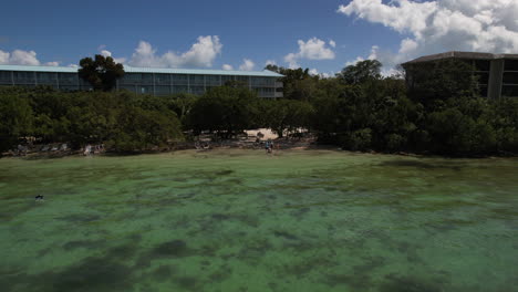 Familie-Winkt-Drohnenkamera-Im-Florida-Keys-Resort-Hotel-Zu