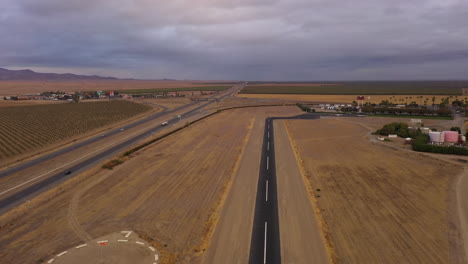 Landebahn-Neben-Der-Autobahn-5