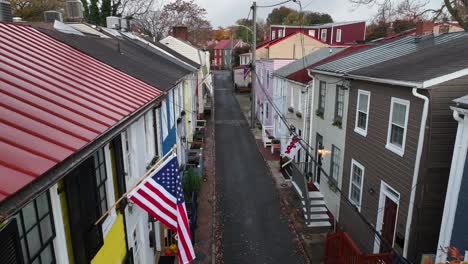 Banderas-Del-Orgullo-Americano-En-El-Histórico-Hogar-Colonial