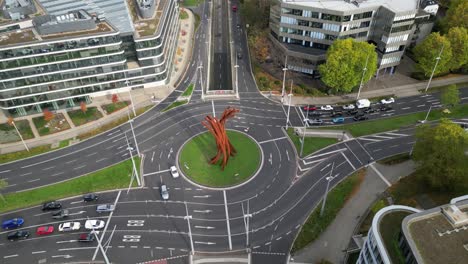 Una-Vista-Aérea-Inclinada-Hacia-Arriba-De-La-Icónica-Helmut-schmidt-platz-En-La-Carretera-B9-En-Bonn,-Alemania,-Que-Muestra-La-Escultura-Arc&#39;89-De-Bernar-Venet