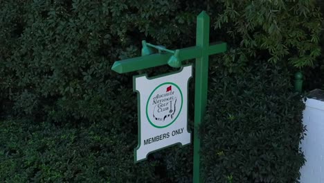 Schild-Des-Augusta-National-Golf-Club-Auf-Dem-Berühmten-Privatplatz-In-Georgia