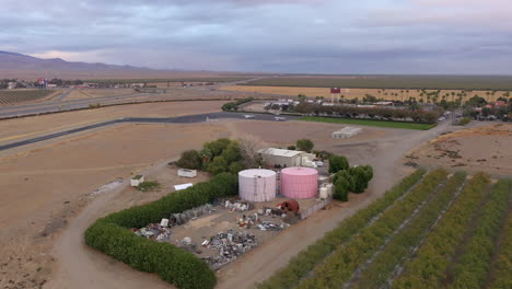 Getreidesilos-Auf-Der-Harris-Ranch,-Kalifornien