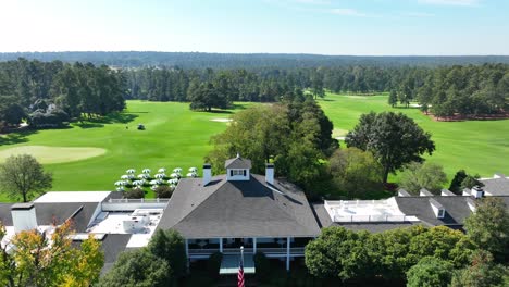 Casa-Club-Y-Banderas-En-El-Club-De-Golf-Nacional-De-Augusta