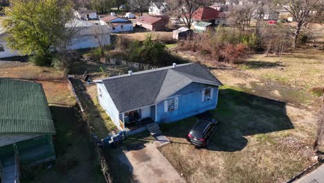 Run-down-home-in-disrepair-in-Deep-South-USA