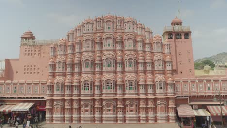 Hawa-Mahal-Sunny-Wide-Shot-With-Traffic-in-Foreground-and-Views-of-Beautiful-Popular-Tourist-Attraction-in-Jaipur,-Rajasthan,-India,-Clear-Skies-Sunny-Day