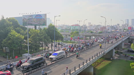 Autos-Ocupados-Con-Atascos-En-La-Hora-Pico-En-La-Calle-De-La-Carretera-En-El-Puente-Central-En-El-Centro-De-Ho-Chi-Minh,-Ciudad-Urbana-En-Asia,-Vietnam