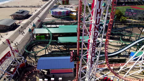 Vista-Aérea-De-La-Montaña-Rusa-Thunderbolt-Escalando-Antes-De-Caer-En-Coney-Island