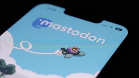 Smartphone-Benutzer,-Mastodon-App-öffnen