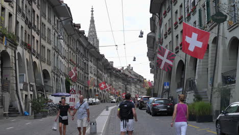 Passanten-Auf-Der-Hauptstraße-In-Der-Altstadt-Von-Bern,-Historisches-Stadtzentrum