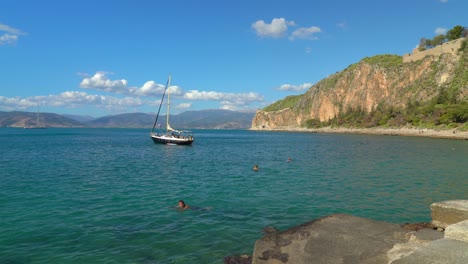 Yacht-Mit-Griechischer-Flagge-Beherbergte-In-Der-Bucht-Von-Nafplio