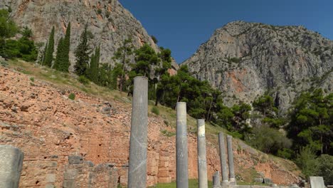 Paredes-De-La-Antigua-ágora-En-El-Sitio-Arqueológico-De-Delfos