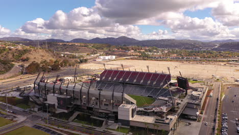 Das-Neue-Löwenmaul-Fußballstadion-Im-Mission-Valley,-Drohnenorbit