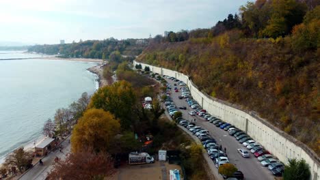 Drones-Aéreos-Vuelan-Sobre-La-Costa-De-Verano-Del-Mar-Negro,-Callejón-En-La-Playa-En-Varna,-Panorama-Turístico-De-Bulgaria