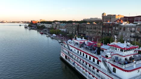 Menschen-Genießen-Flussboote,-Die-In-Savannah-Georgia-Angedockt-Sind