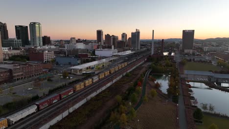 Eisenbahnzug-Und-Skyline-Von-Birmingham-Alabama-Im-Morgengrauen