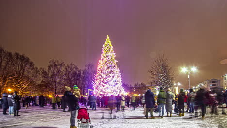 Christmas-tree-in-the-middle-of-the-city-sqaure-in-winter-time